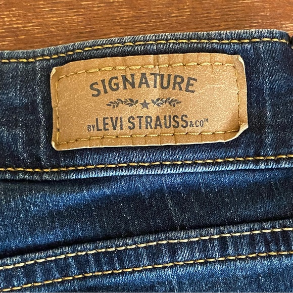 Women’s Dark Wash Signature by Levi Strauss Jeans - Picture 4 of 6